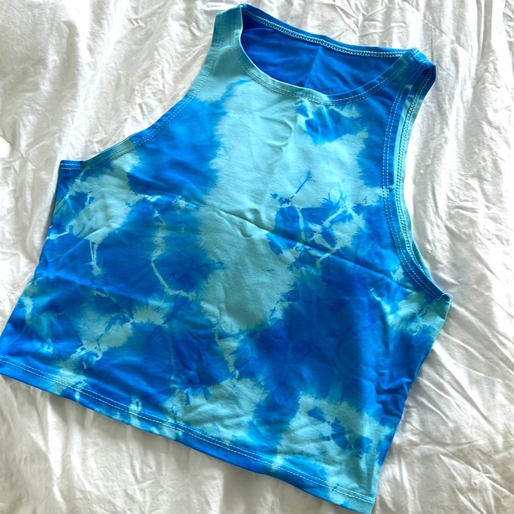 Blue tie dye illusion crop by Fourthirteen